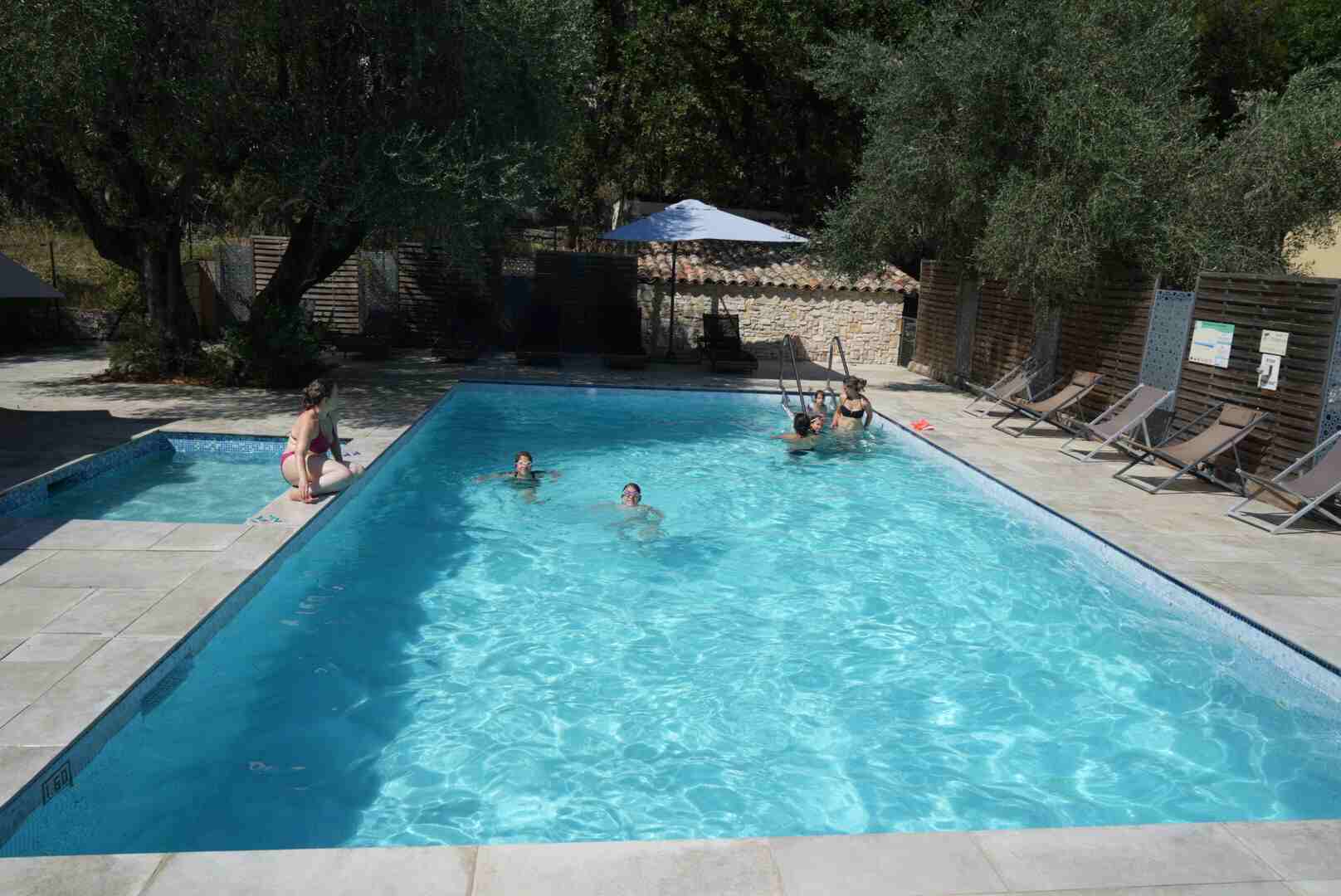 Des familles qui profitent de la piscine de La Camassade à Tourrettes-sur-Loup
